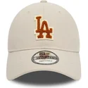 beige-justerbar-bojet-kasket-med-brunt-logo-9twenty-boucle-los-angeles-dodgers-mlb-fra-new-era