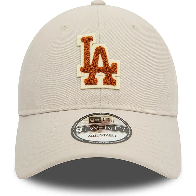 beige-justerbar-bojet-kasket-med-brunt-logo-9twenty-boucle-los-angeles-dodgers-mlb-fra-new-era