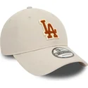 beige-justerbar-bojet-kasket-med-brunt-logo-9twenty-boucle-los-angeles-dodgers-mlb-fra-new-era