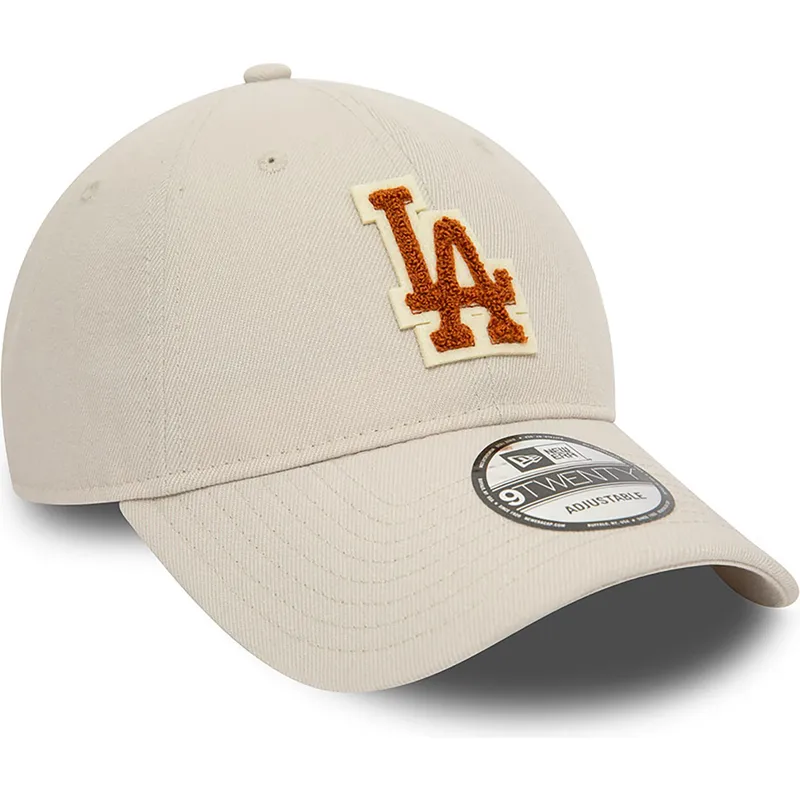 beige-justerbar-bojet-kasket-med-brunt-logo-9twenty-boucle-los-angeles-dodgers-mlb-fra-new-era