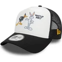 hvid-og-sort-a-frame-character-trucker-cap-med-bugs-bunny-og-daffy-duck-looney-tunes-fra-new-era