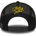 hvid-og-sort-a-frame-character-trucker-cap-med-bugs-bunny-og-daffy-duck-looney-tunes-fra-new-era