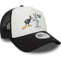 hvid-og-sort-a-frame-character-trucker-cap-med-bugs-bunny-og-daffy-duck-looney-tunes-fra-new-era