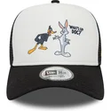 hvid-og-sort-a-frame-character-trucker-kasket-med-bugs-bunny-og-daffy-duck-looney-tunes-fra-new-era