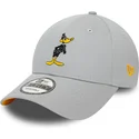 gra-justerbar-9forty-kasket-med-buet-skygge-og-daffy-duck-looney-tunes-fra-new-era