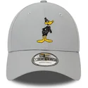 gra-justerbar-9forty-kasket-med-buet-skygge-og-daffy-duck-looney-tunes-fra-new-era