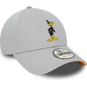 gra-justerbar-9forty-kasket-med-buet-skygge-og-daffy-duck-looney-tunes-fra-new-era