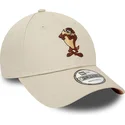 beige-justerbar-9forty-kasket-med-tasmanian-devil-karakter-fra-looney-tunes-af-new-era