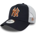 marinebla-og-hvid-trucker-kasket-med-brunt-logo-a-frame-boucle-af-new-york-yankees-mlb-fra-new-era