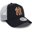 marinebla-og-hvid-trucker-kasket-med-brunt-logo-a-frame-boucle-af-new-york-yankees-mlb-fra-new-era