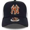 marinebla-og-hvid-trucker-kasket-med-brunt-logo-a-frame-boucle-af-new-york-yankees-mlb-fra-new-era