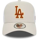 beige-og-hvid-trucker-kasket-med-brunt-logo-a-frame-boucle-los-angeles-dodgers-mlb-fra-new-era