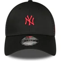 sort-justerbar-kasket-med-buet-skygge-og-rodt-logo-9forty-home-field-af-new-york-yankees-mlb-fra-new-era