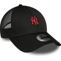 sort-justerbar-kasket-med-buet-skygge-og-rodt-logo-9forty-home-field-af-new-york-yankees-mlb-fra-new-era