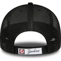 sort-justerbar-kasket-med-buet-skygge-og-rodt-logo-9forty-home-field-af-new-york-yankees-mlb-fra-new-era