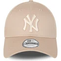 buet-beige-justerbar-kasket-med-beige-logo-9forty-league-essential-fra-new-york-yankees-mlb-fra-new-era