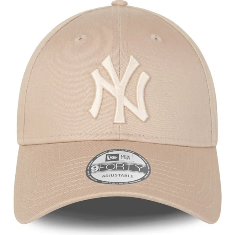 buet-beige-justerbar-kasket-med-beige-logo-9forty-league-essential-fra-new-york-yankees-mlb-fra-new-era