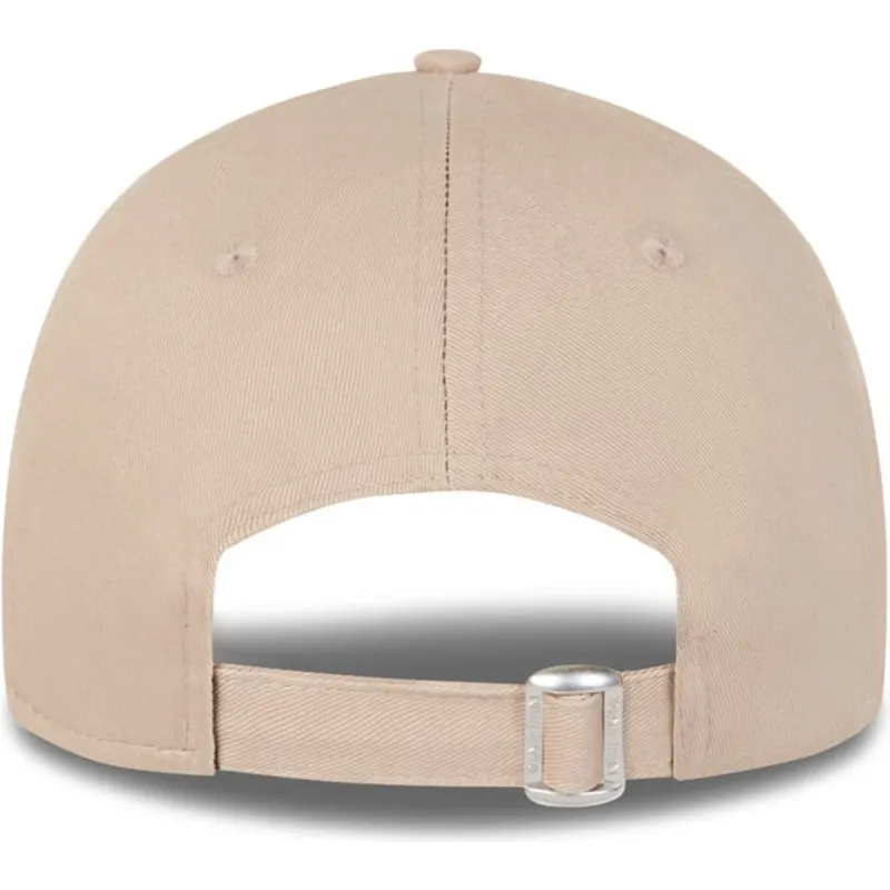 buet-beige-justerbar-kasket-med-beige-logo-9forty-league-essential-fra-new-york-yankees-mlb-fra-new-era