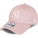 lyserod-justerbar-buet-kasket-med-lyserodt-logo-9forty-league-essential-fra-new-york-yankees-mlb-fra-new-era