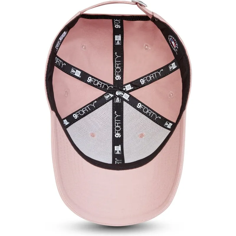 lyserod-justerbar-buet-kasket-med-lyserodt-logo-9forty-league-essential-fra-new-york-yankees-mlb-fra-new-era