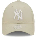 beige-justerbar-kvindekasket-med-buet-skygge-9forty-league-essential-new-york-yankees-mlb-fra-new-era