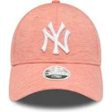 justerbar-lyserod-curved-kasket-til-kvinder-9forty-jersey-fra-new-york-yankees-mlb-fra-new-era