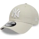 buet-beige-justerbar-kasket-9twenty-league-essential-fra-new-york-yankees-mlb-fra-new-era