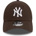 mork-brun-justerbar-kurvet-kasket-9forty-league-essential-fra-new-york-yankees-mlb-fra-new-era