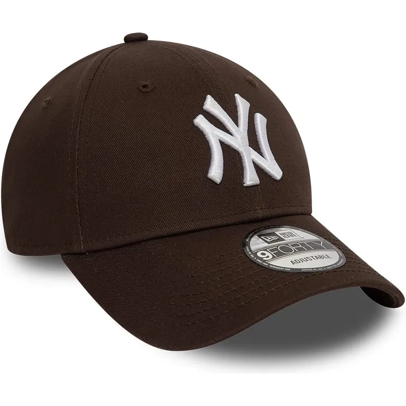 mork-brun-justerbar-kurvet-kasket-9forty-league-essential-fra-new-york-yankees-mlb-fra-new-era