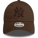 mork-brun-justerbar-buet-kasket-med-mork-brun-logo-til-kvinder-9forty-league-essential-fra-new-york-yankees-mlb-fra-new-era