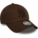 morkebrun-justerbar-buet-kasket-med-morkebrunt-logo-til-kvinder-9forty-league-essential-fra-new-york-yankees-mlb-fra-new-era