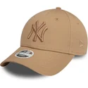 9forty-league-essential-new-york-yankees-mlb-justerbar-lysebrun-buet-kasket-med-lysebrunt-logo-til-kvinder-fra-new-era
