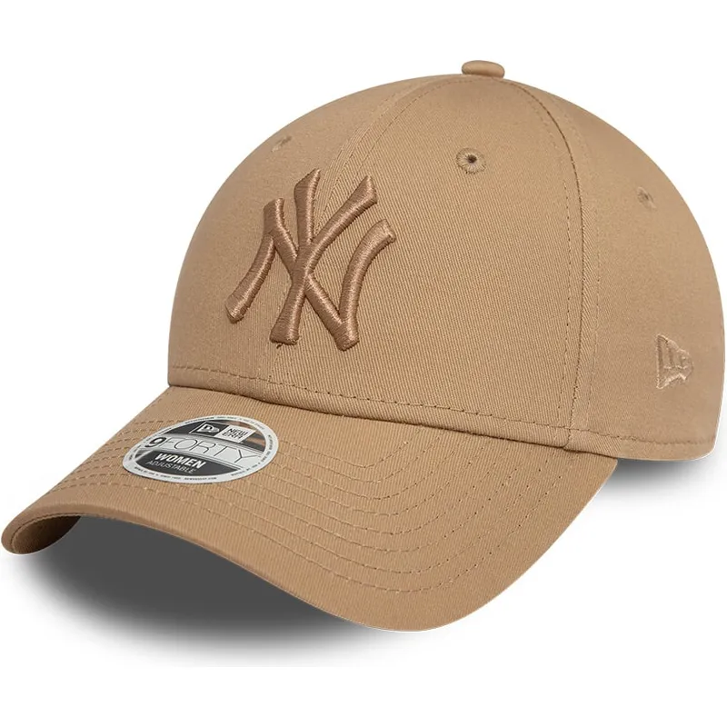 lysebrun-justerbar-buet-kasket-med-lysebrunt-logo-til-kvinder-9forty-league-essential-fra-new-york-yankees-mlb-fra-new-era