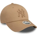 9forty-league-essential-new-york-yankees-mlb-justerbar-lysebrun-buet-kasket-med-lysebrunt-logo-til-kvinder-fra-new-era