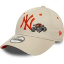 beige-justerbar-buet-kasket-med-orange-logo-til-drenge-9forty-graphic-monster-truck-fra-new-york-yankees-mlb-fra-new-era
