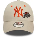beige-justerbar-buet-kasket-med-orange-logo-til-drenge-9forty-graphic-monster-truck-fra-new-york-yankees-mlb-fra-new-era