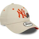 beige-justerbar-buet-kasket-med-orange-logo-til-drenge-9forty-graphic-monster-truck-fra-new-york-yankees-mlb-fra-new-era