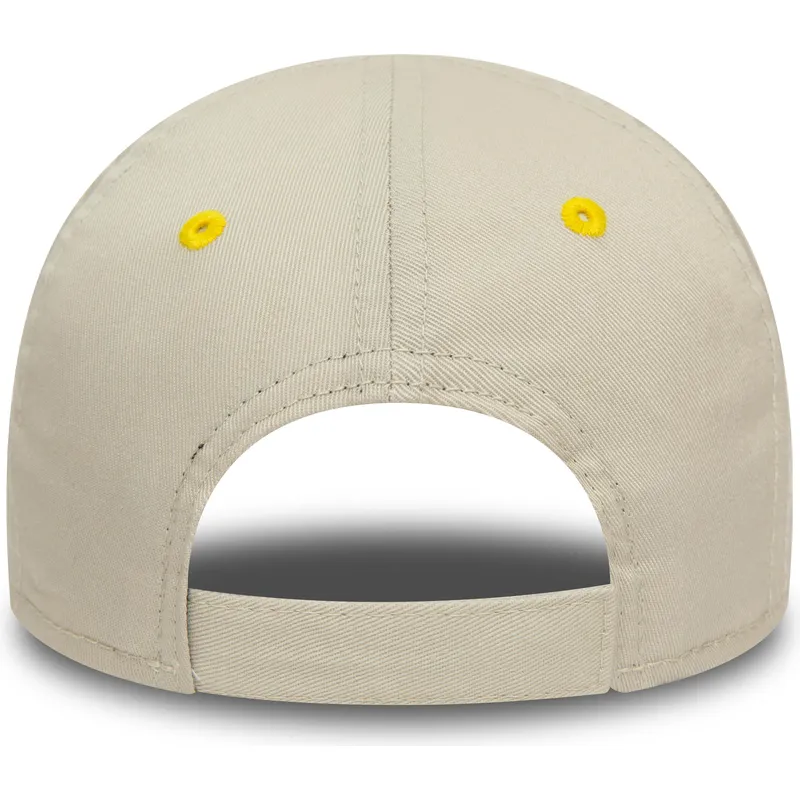 beige-justerbar-9forty-bornekasket-med-pingvinmotiv-fra-new-era