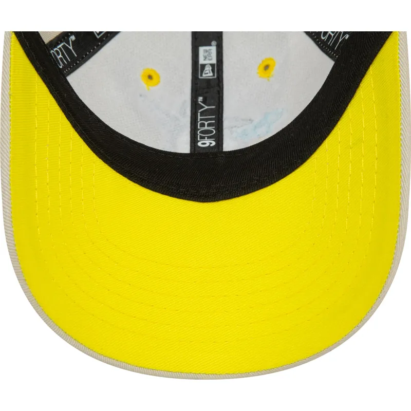 beige-justerbar-9forty-bornekasket-med-pingvinmotiv-fra-new-era