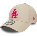 beige-justerbar-buet-kasket-med-lyserodt-logo-9forty-league-essential-los-angeles-dodgers-mlb-fra-new-era