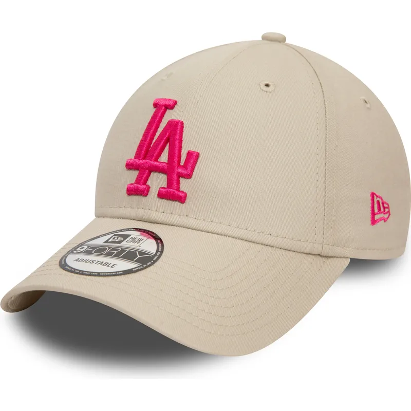 beige-justerbar-buet-kasket-med-lyserodt-logo-9forty-league-essential-fra-los-angeles-dodgers-mlb-af-new-era