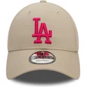 beige-justerbar-buet-kasket-med-lyserodt-logo-9forty-league-essential-los-angeles-dodgers-mlb-fra-new-era