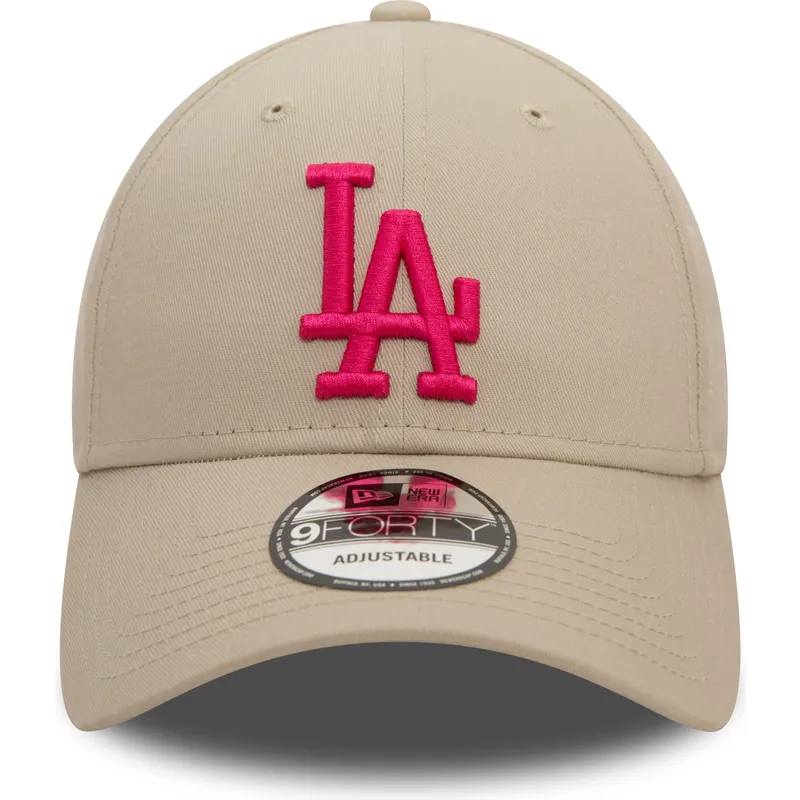 beige-justerbar-buet-kasket-med-lyserodt-logo-9forty-league-essential-fra-los-angeles-dodgers-mlb-af-new-era