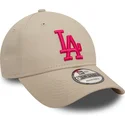 beige-justerbar-buet-kasket-med-lyserodt-logo-9forty-league-essential-fra-los-angeles-dodgers-mlb-af-new-era