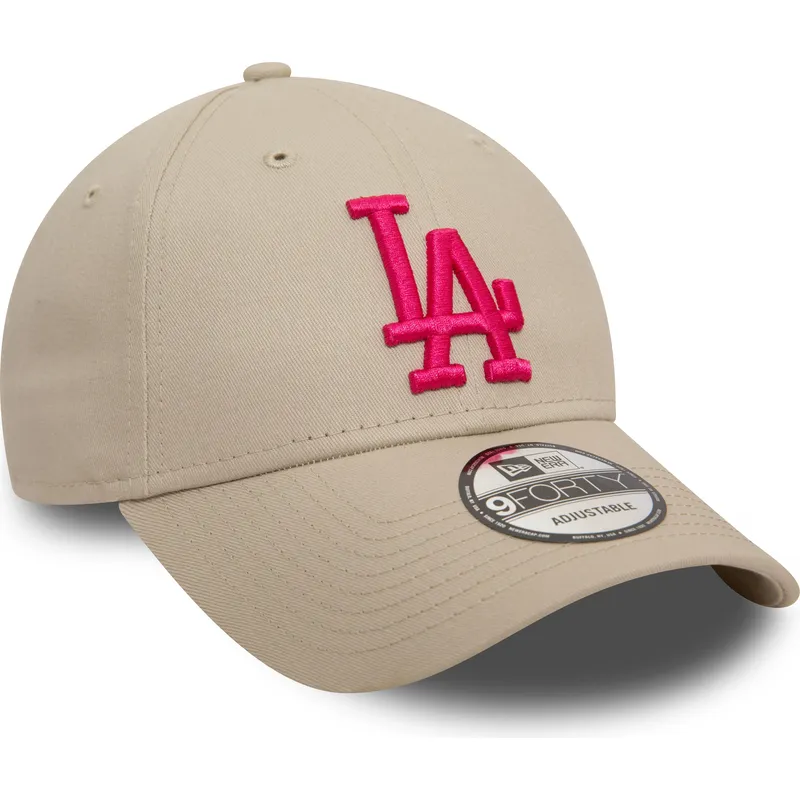 beige-justerbar-buet-kasket-med-lyserodt-logo-9forty-league-essential-fra-los-angeles-dodgers-mlb-af-new-era