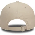 beige-justerbar-buet-kasket-med-lyserodt-logo-9forty-league-essential-los-angeles-dodgers-mlb-fra-new-era