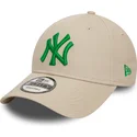 beige-justerbar-buet-kasket-med-gront-logo-9forty-league-essential-af-new-york-yankees-mlb-fra-new-era