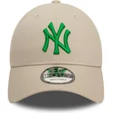 beige-justerbar-buet-kasket-med-gront-logo-9forty-league-essential-af-new-york-yankees-mlb-fra-new-era