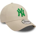 beige-justerbar-buet-kasket-med-gront-logo-9forty-league-essential-af-new-york-yankees-mlb-fra-new-era