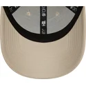 beige-justerbar-buet-kasket-med-gront-logo-9forty-league-essential-af-new-york-yankees-mlb-fra-new-era